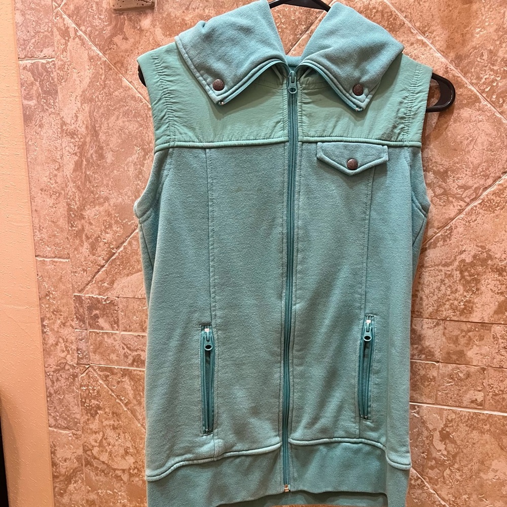 Burton. Medium. Vest.